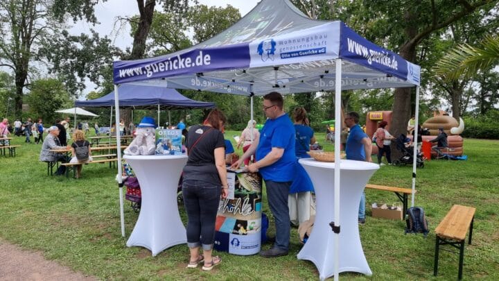 Eine Gruppe von Menschen unter einem Pavillon im Magdeburger Zoo