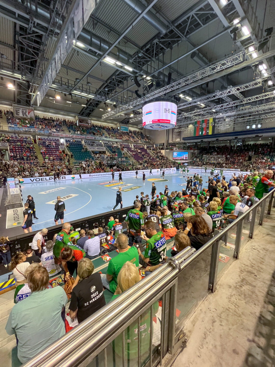 GETEC-Arena von innen während des Handballspiels des SCM gegen HSG Wetzlar am 02.06.2024. Drumherum sitzen Zuschauer.