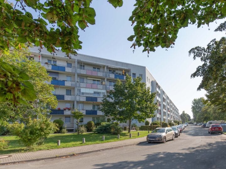 Fünfstöckiges Wohnhaus mit Grünanlage und Straße