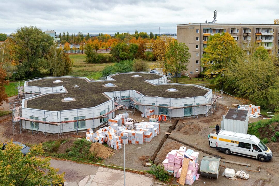 Eine Baustelle eines weißen Hauses in Wabenform.