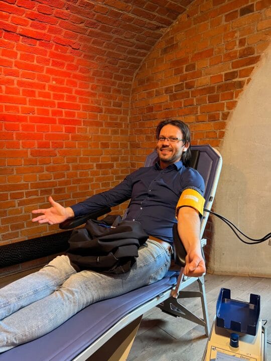 Ein Mann auf einer Liege beim Blut spenden