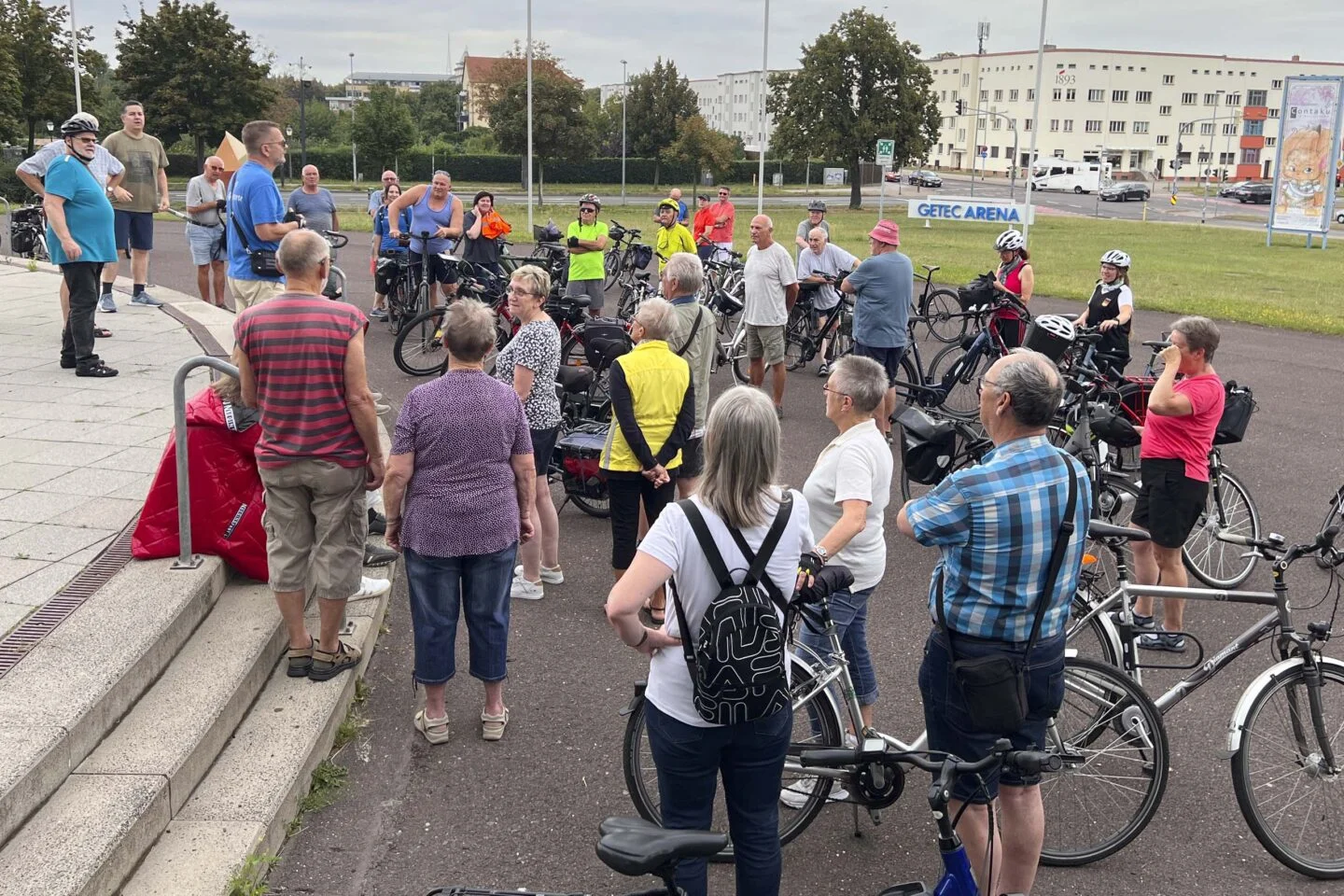 Eine Gruppe von Fahrradfahrern steht im Kreis und wartet auf den Start.