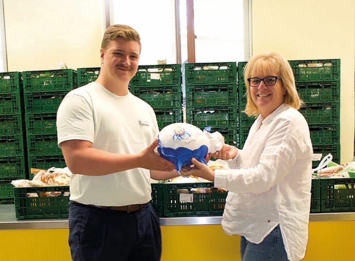 Eine Frau und ein Mann mit einem Sparschwein in der Hand