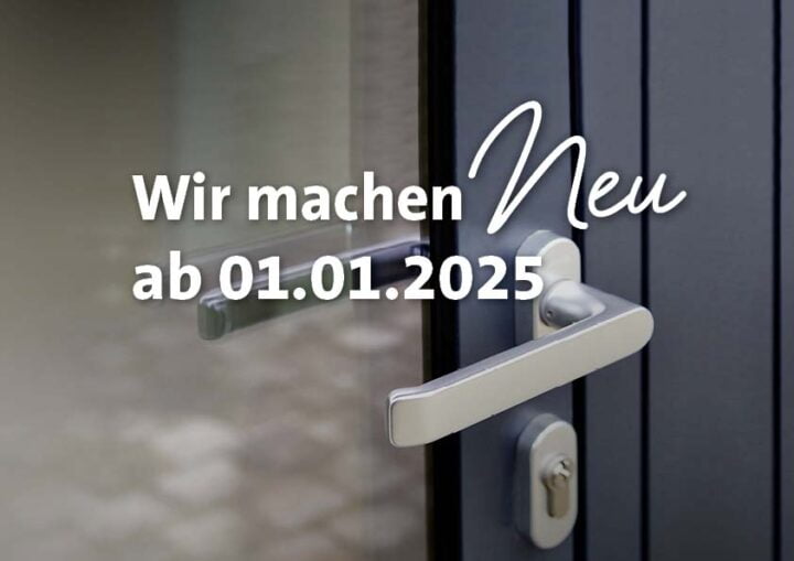 Ein Ausschnitt einer Tür mit grauer Türklinke. Im Vordergrund der Text wir machen NEU ab 01.01.2025