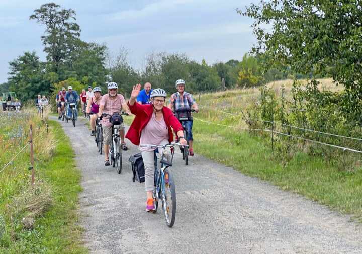 Eine Gruppe von Menschen beim Fahrradfahren auf einem Wanderweg