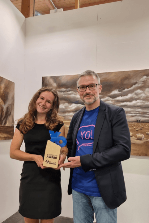 Eine Frau und ein Mann mit dem "Young OTTO Award" in der Hand